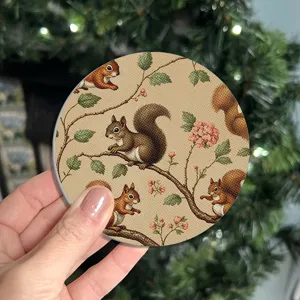 Primo piano dettagliato di un sottobicchiere in silicone rotondo con motivo a scoiattolo vintage.