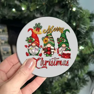 Nahaufnahme Detail eines weihnachtlichen Wichtel Untersetzers für festliche Tischdeko.
