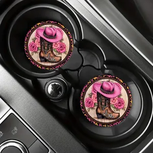 Dettaglio del sottobicchiere per auto con stivali da cowboy rosa e motivo floreale.