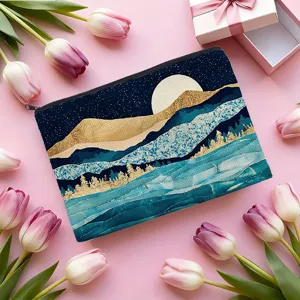 Trousse de toilette zippée au design paysager artistique, idéale pour maquillage et stylos.