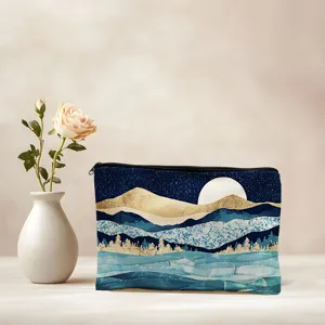 Vue détaillée d'une trousse de maquillage portable avec motif de paysage artistique et fermeture éclair.