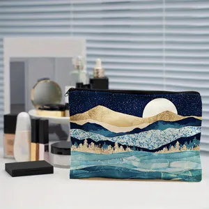 Vue détaillée de la trousse de maquillage avec imprimé paysage et fermeture éclair.