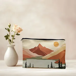 Détail de trousse de maquillage paysage rétro, pochette de voyage zippée en toile.