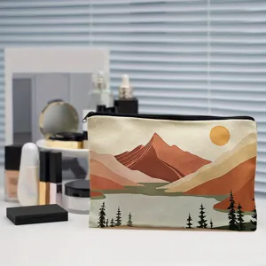 Vue détaillée d'une trousse de maquillage en toile paysagère avec fermeture zippée.