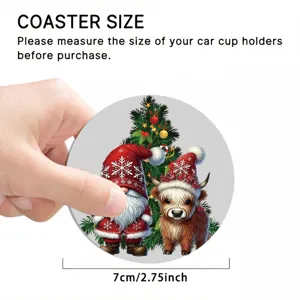 Detailansicht des Autountersetzers mit Weihnachtswichtel und Hochlandrind, 7 cm Durchmesser.