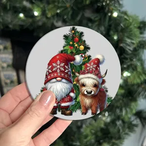 Nahaufnahme eines festlichen Weihnachtswichtel und Highland-Kuh Untersetzers, ideal Dekor.