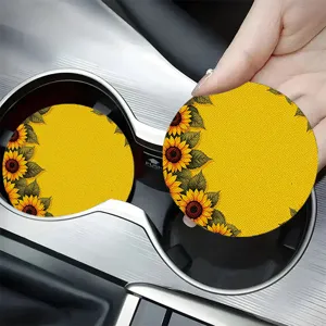 Nahaufnahme von gelben Sonnenblumen Auto Becheruntersetzern mit strukturierter Oberfläche.