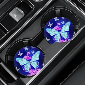 Primo piano dettagliato di eleganti sottobicchieri per auto con farfalla blu.