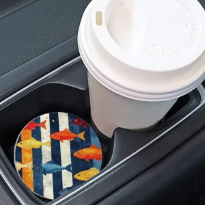 Sottobicchiere rotondo universale per auto con motivo a pesci colorati e strisce.