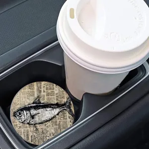 Primo piano di un Sottobicchiere per auto vintage con motivo di pesce nel porta-bicchieri.