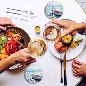 Λεπτομερής άποψη lifestyle του διακοσμητικού απορροφητικού σουβέρ αυτοκινήτου με παράκτια τέχνη.