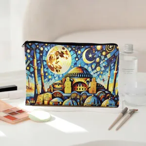 Vista dettagliata della pochette cosmetica in tela con motivo moschea, ideale per la custodia.