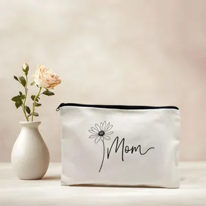 Leinwand Kosmetiktasche mit Blumen und Mom Aufdruck in minimalistischer eleganter Szene.