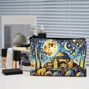 Vista dettagliata della pochette cosmetica in tela con stampa artistica a mosaico architettonico.