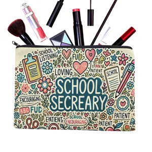 Vista dettagliata della simpatica trousse in tela con scarabocchi colorati della scuola.