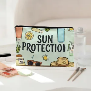 Nahaufnahme Detail der bunten Sommer Sonnenschutz Print Kosmetik Reissverschluss Reise Tasche.