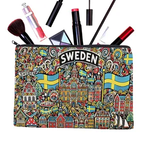Detailansicht der bunten Schweden Themen Kosmetiktasche mit lebendigem Stadtmuster.