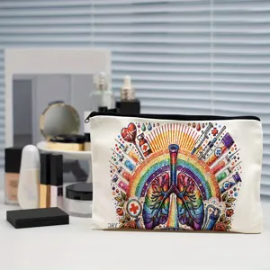 Vista dettagliata di una trousse per trucco in tela colorata con stampa medica e cerniera lampo.