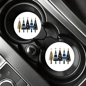 Posavasos de coche con motivo de arbol de navidad vista detallada diseño festivo