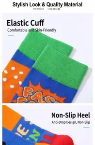 Bunte modische Damensocken im Mittelschnitt aus Baumwolle mit verspieltem Muster.