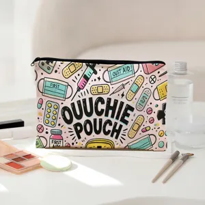 Nahaufnahme der rosa Kosmetiktasche mit niedlichen medizinischen Cartoon-Mustern.