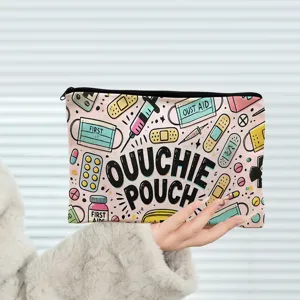 Detailansicht der rosa Kosmetiktasche mit niedlichen Cartoon-Motiven und praktischem Reißverschluss.