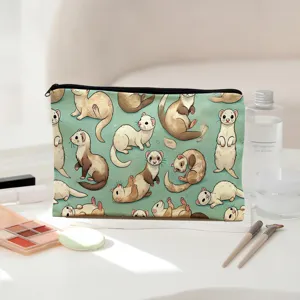 Pochette cosmetica in tela dettaglio con motivo di furetto carino, ideale per i trucchi.