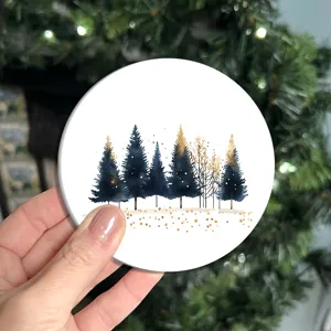 Primer plano del diseño de acuarela de bosque invernal en el posavasos navideño festivo.