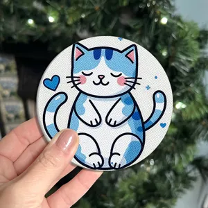 Süßer blauer Katzen Auto Untersetzer Detailaufnahme, Auto Tassenmatte für Innendekoration.