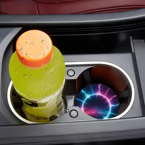 Vue détaillée d'un set de tasses rond et isolant à motifs placé dans le porte-gobelet.