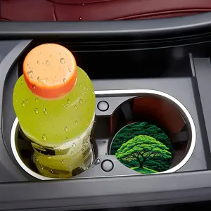 Auto Tassenhalter Untersetzer Detail mit saugfähigem Leder und grünem Baummuster.