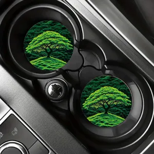 Detailaufnahme des Auto-Becherhalter-Untersetzers mit lebendigem grünem Baummotiv in Konsole.