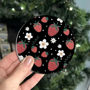 Set de table rond motif fraise vue de détail du tapis étanche à isolation thermique.