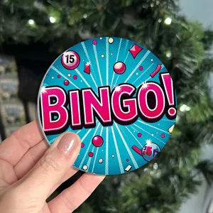 Runde Silikon-Getränkeuntersetzer mit Pop-Art-BINGO-Design, ideal für Kaffeetassen und Tische.