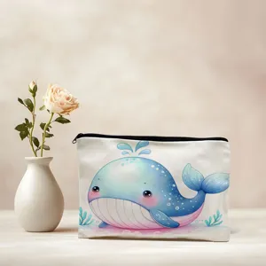 Nahaufnahme einer niedlichen Aquarell Blauwal-Leinen-Kulturtasche mit sauberem Reißverschluss.