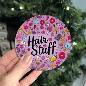 Detailansicht des lila blumigen Haarthema Silikonuntersetzers mit Mustertextur im Nahbereich.