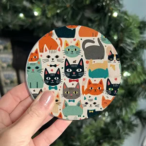 Set de table imprimé Noël détail avec joli motif de chat mignon pour décoration de fête.