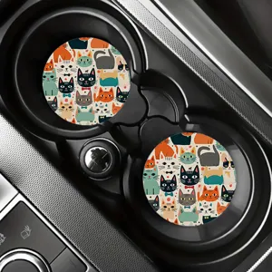 Vue détaillée de charmants sous-verres de voiture à motif de chat mignon dans le porte-gobelet.