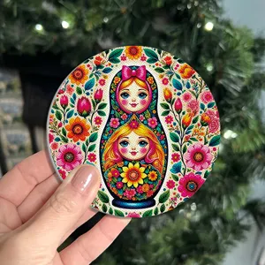 Detailaufnahme eines runden Autogetränkehalters mit buntem russischen Matroschka Puppenmotiv.