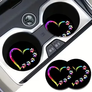 Auto Tassenuntersetzer Detail mit buntem Herz und Pfotenabdruck Design fuer den Innenraum.