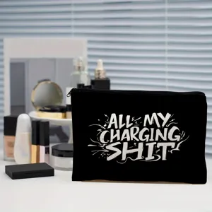 Sac de rangement noir a fermeture eclair pour cables et trousse de toilette de voyage.