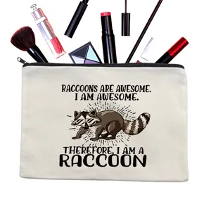 Détail de trousse de maquillage en toile avec imprimé raton laveur et design de rangement.