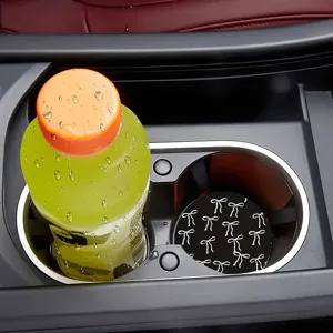 Auto Tassenuntersetzer, schwarze Silikon Matte mit weißem Schleifenmuster für Getränkehalter.