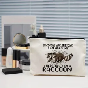 Vue détaillée de la trousse de toilette blanche en toile avec imprimé raton et fermeture.