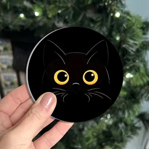 Detailaufnahme des runden Autountersetzers mit einem niedlichen schwarzen Katzenmotiv.