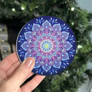 Vue detaillee du set de table rond imprime mandala avec des motifs violets vibrants.