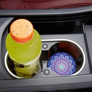Vue detaillee du sous-verre de tasse de voiture avec motif mandala dans la console centrale.