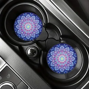 Gros plan de dessous de verre de voiture mandala bleu dans le porte-gouttes, détail floral.