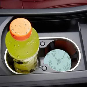 Autositz Becherhalter Untersetzer Detail mit botanischem Pflanzen Linienmuster Design.