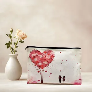Trousse de toilette en polyester romantique avec imprimé d'arbre de cœur pour voyage.